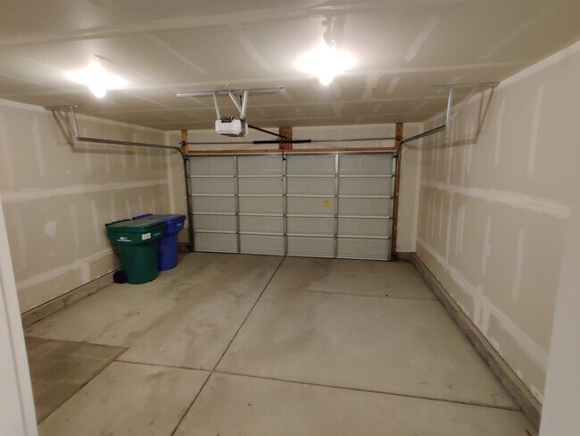 Building Photo - Large Lehi Home Now Available!