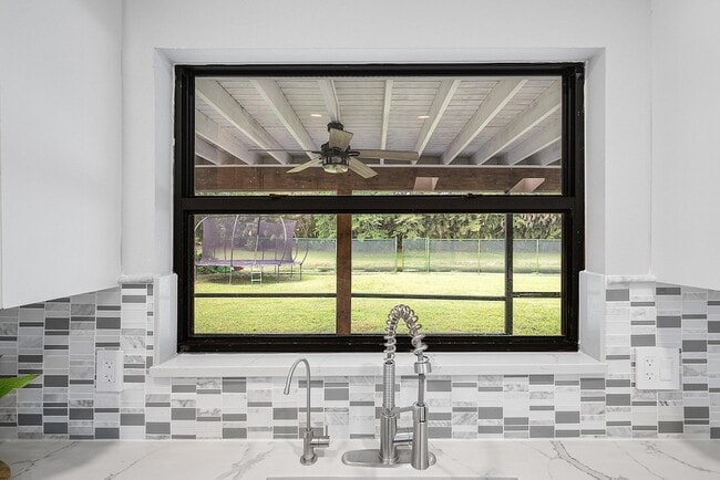 Building Photo - 1252 Raintree Ln