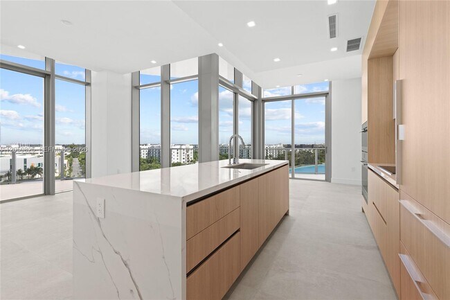 Building Photo - 2411 Laguna Cir