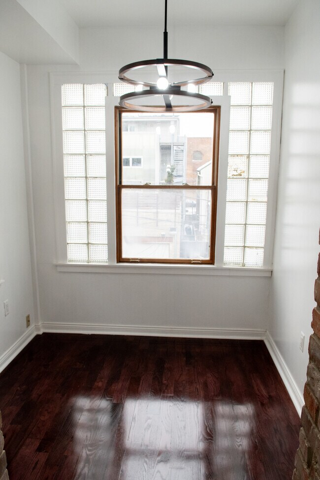 Building Photo - 2026 W McLean Ave