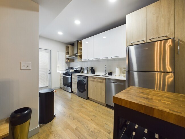 Building Photo - 2439 W Walton St