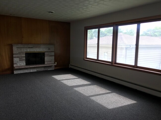 Building Photo - Large 5 bed 3 bath family home with two separate kitchens! Close to Augustana!