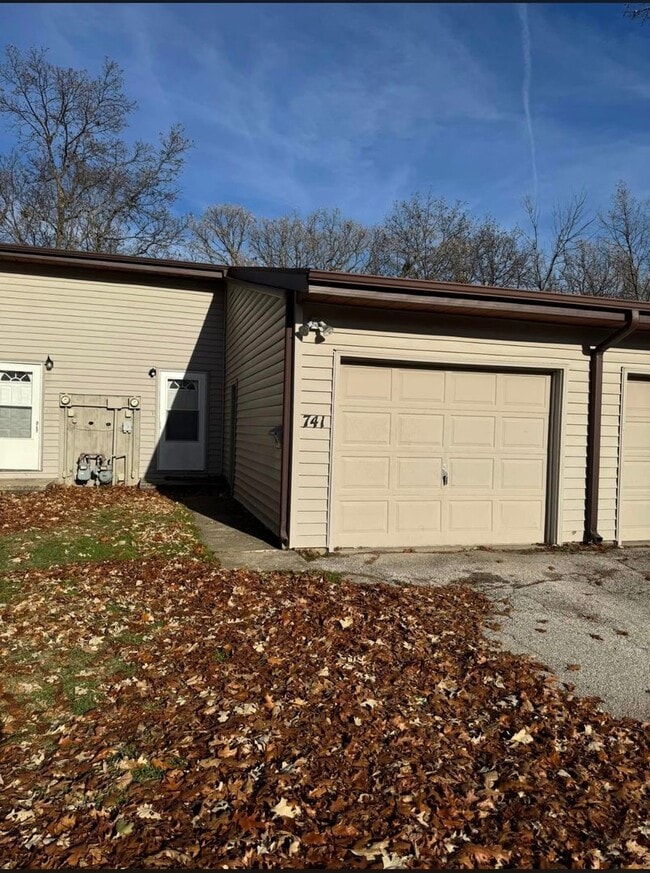 Building Photo - 741 Westridge Rd