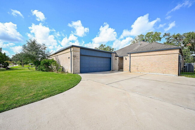 Building Photo - 414 Fox Briar Ln