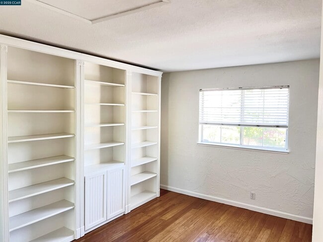 Building Photo - 120 Cortona Dr