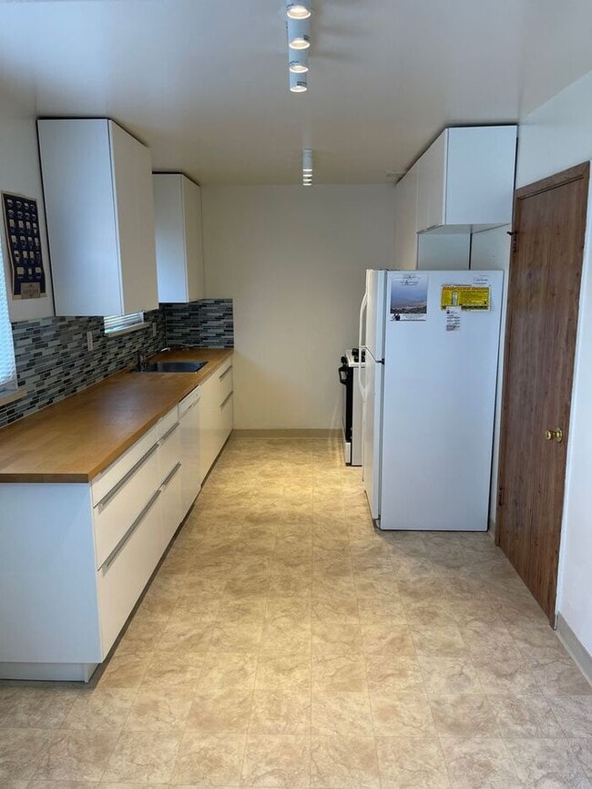 Building Photo - 3 bedrooms, 1 baths, 2 car garage and larg...