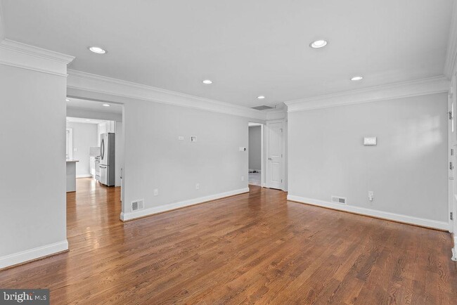 Building Photo - 5803 Ravenswood Rd