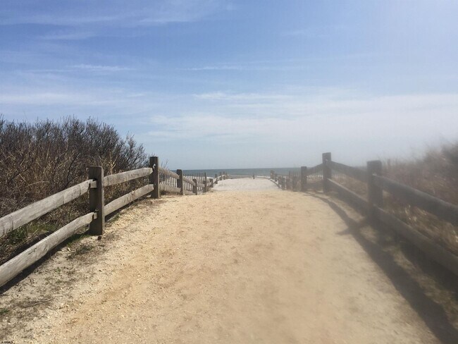 Building Photo - 205 3rd St S