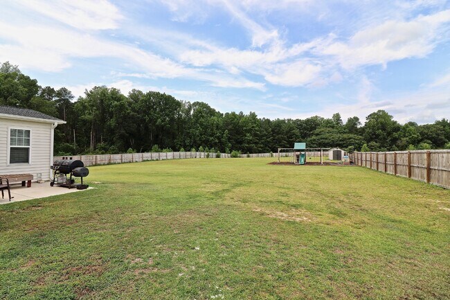Building Photo - "Spacious 4-Bedroom Gem with 3.5 Baths and...