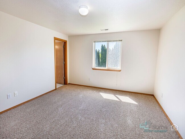 Building Photo - 50% off first full month of rent - Stunnin...