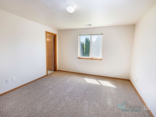 Building Photo - Stunning 3 bedroom 2.5 bathroom Home