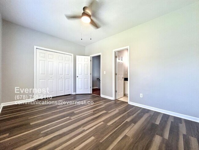 Building Photo - Spacious 4-Bedroom Townhome with Modern Co...
