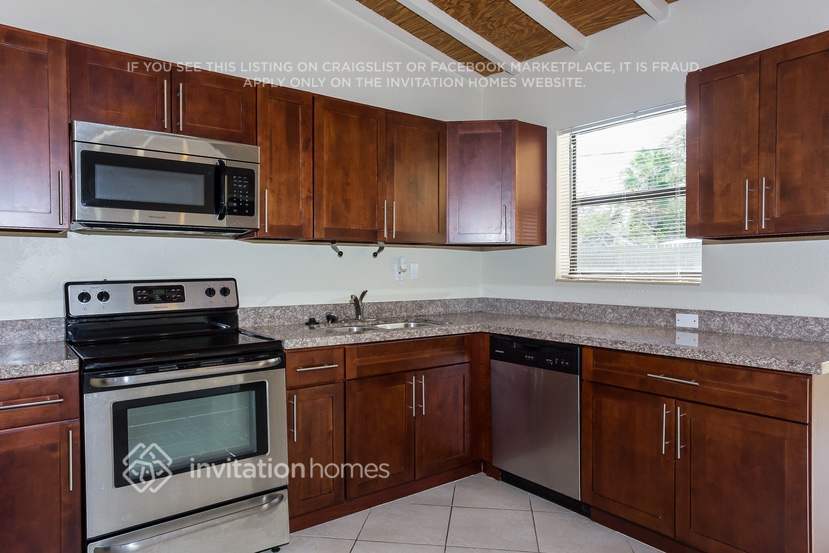 Building Photo - 883 W Country Club Cir