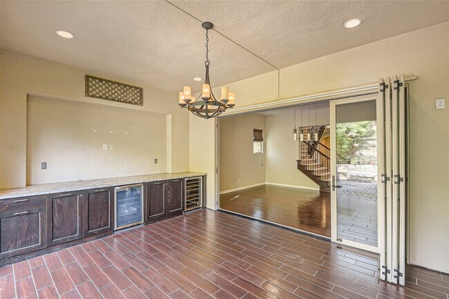 Building Photo - Don't miss out on this 4 Bedroom/ 4.5 Bath...