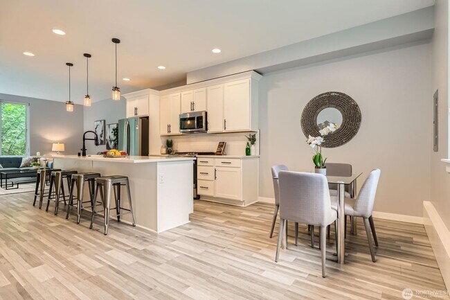 Building Photo - Spacious end-unit 3 bed townhome near Seat...