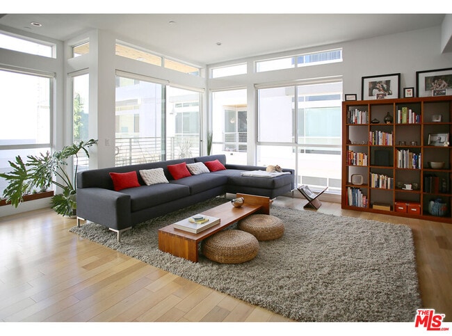 Building Photo - 1211 N Garbo Ln