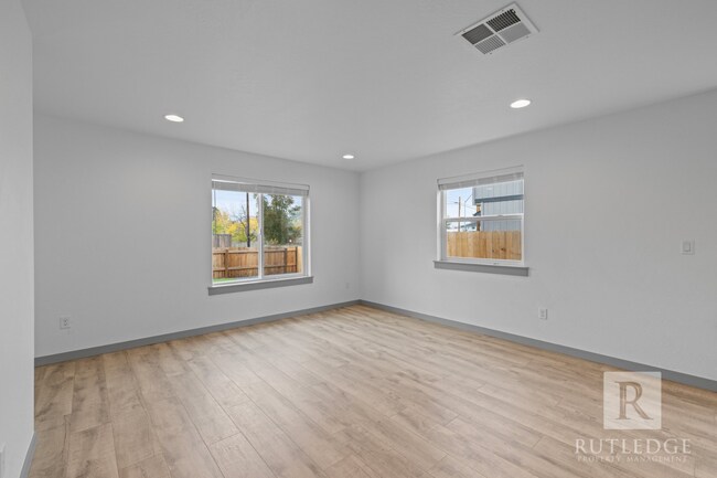 Building Photo - 3 Bed \ 2.5 Bath Gorgeous Newer Townhome!!