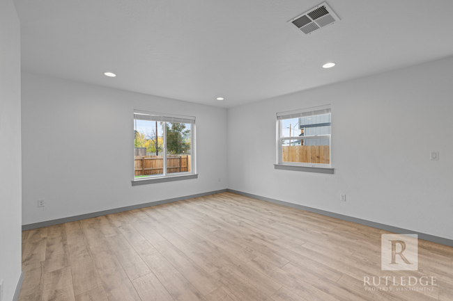 Building Photo - 3 Bed/2.5 Bath Townhome in Medford