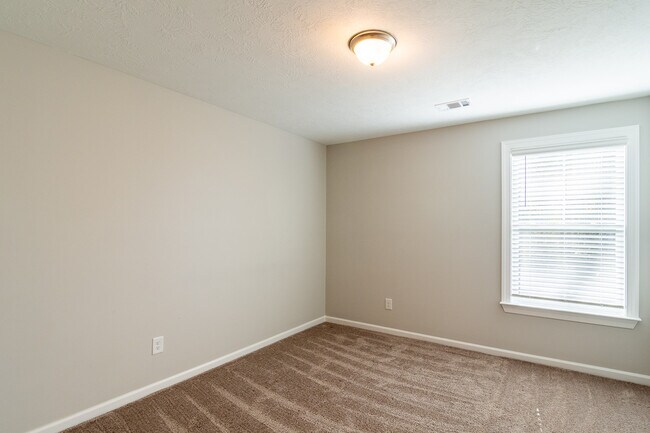 Building Photo - 811 Lillian Pk Dr