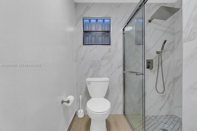 Building Photo - 1101 NE 24th Ct