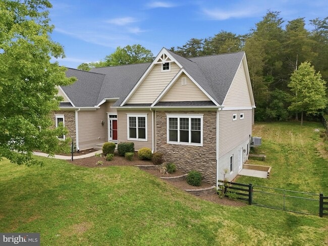 Building Photo - 42240 Hiddenwood Ln