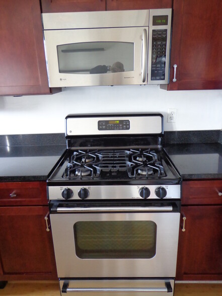 Stove (gas) - 1417 Newton St NW