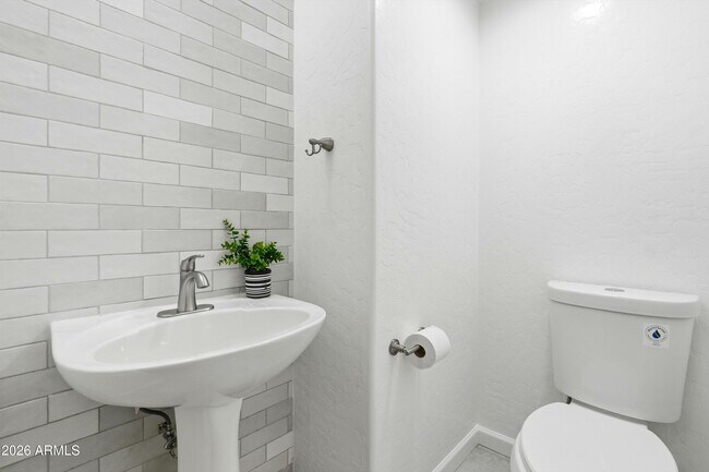 Building Photo - 7527 S 13th Pl