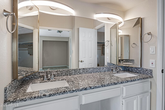 Building Photo - 6503 N 10th Pl