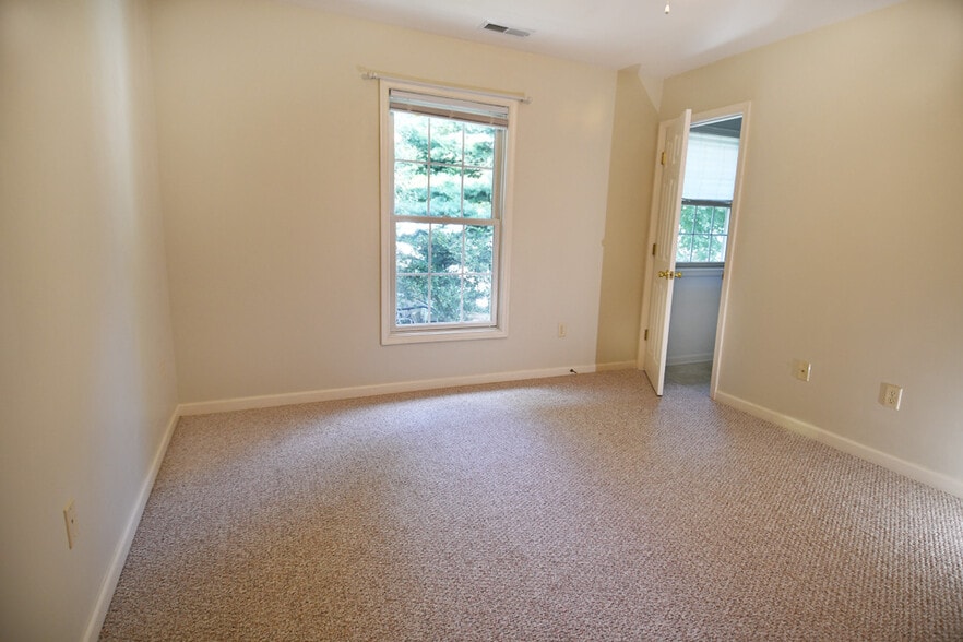 2nd bedroom - 135 Tobin Dr