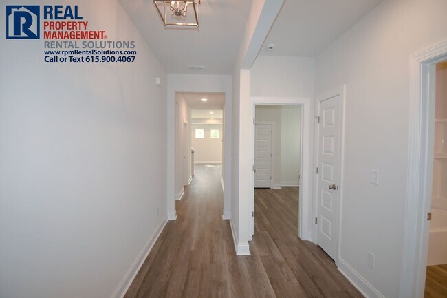 Building Photo - Gorgeous 4 bd home with attached garage! Neighborhood Pool!