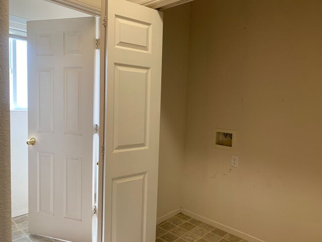 Building Photo - Spacious 2 Story 4 BR 2.5 BA Available Now