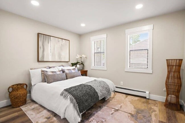 Building Photo - Newly Remodeled 1 BR Available Now!