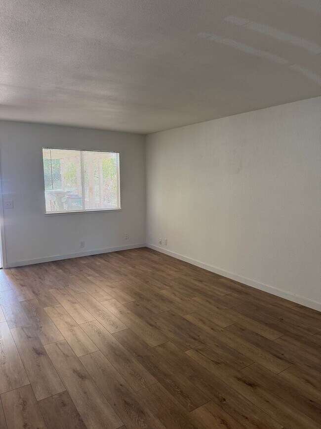 Building Photo - Newly renovated Cottage in Shasta Lake City!