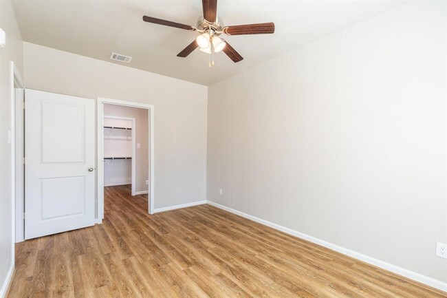 Building Photo - 133 Park Place Cir