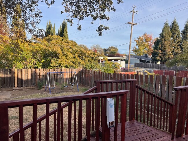 Building Photo - 3 Bedroom w/ Bonus Room on Westside Redding