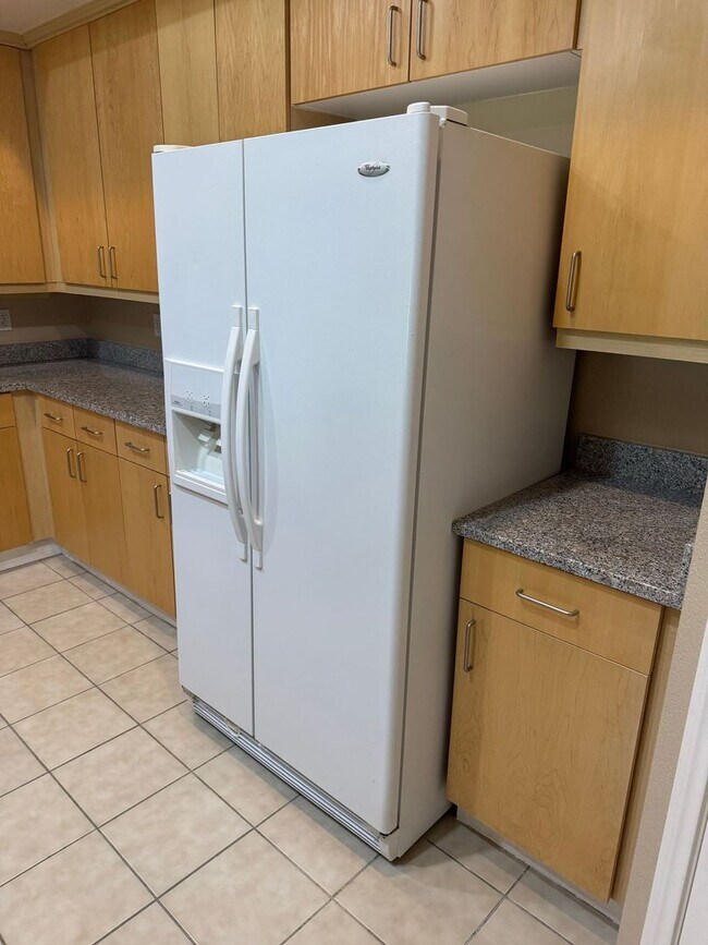 Building Photo - SPACIOUS BOTTOM FLOOR 2 BEDROOM IN THE GATED MANHATTAN CONDOS