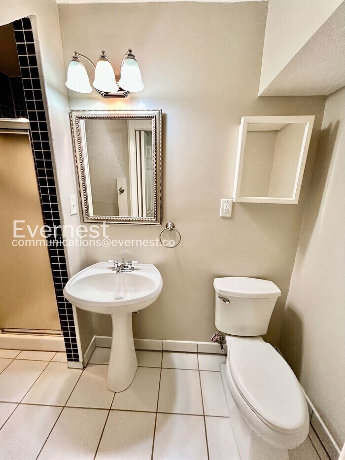 Building Photo - 2771 Skyland Dr NE