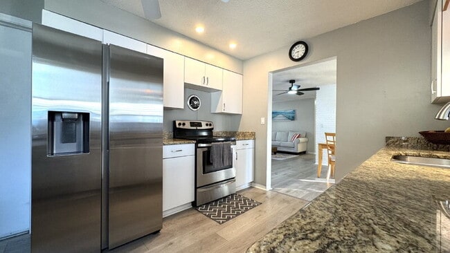 Building Photo - 1121 Clearwater Rd