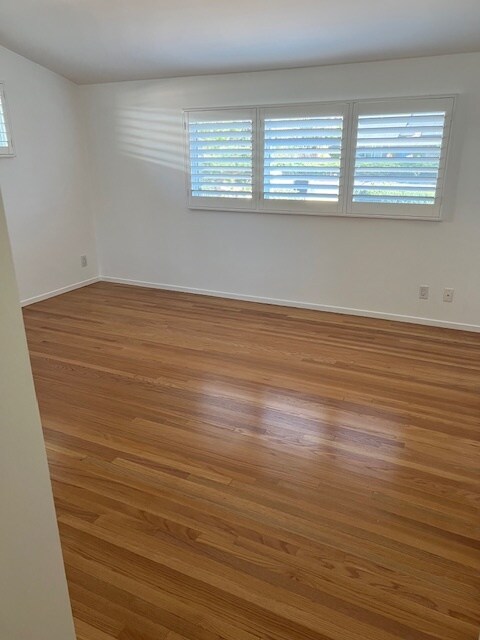 Building Photo - 9647 Vanalden Ave