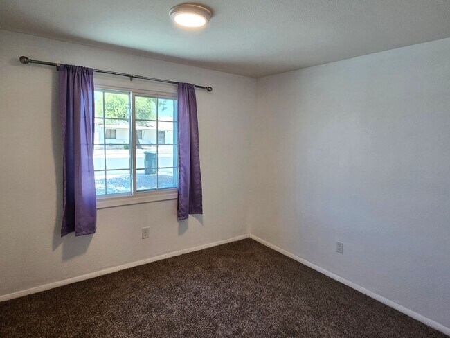 Building Photo - 3-bedroom by New Re-developed Paradise Val...