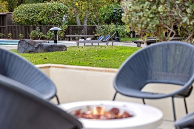 Building Photo - 243 Selby Ln