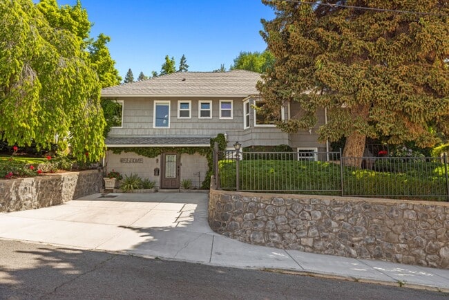 Primary Photo - 525 Mesa St