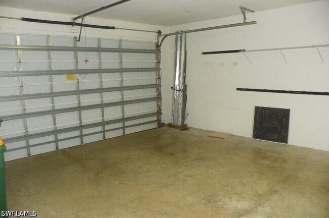 Building Photo - 1400 Mariposa Cir