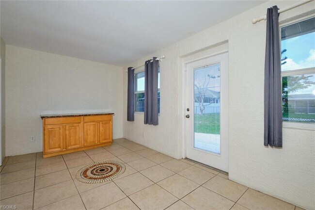 Building Photo - 2614 SE 12th Pl