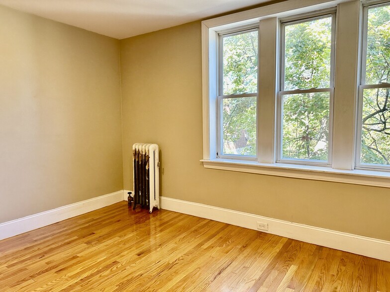 Building Photo - 74 Egmont St