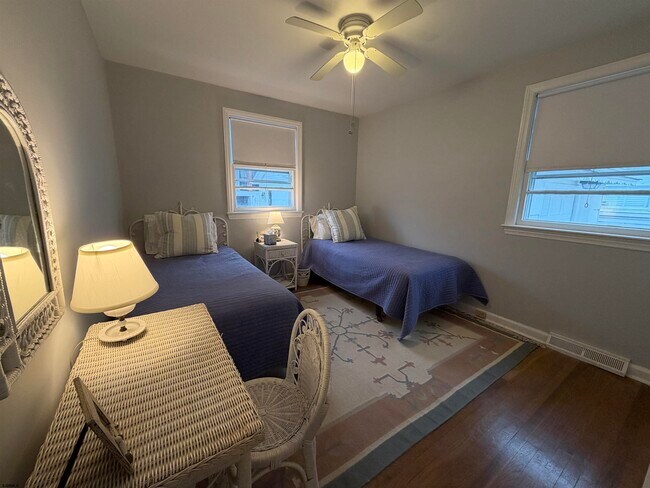 Building Photo - 33 N Gladstone Ave