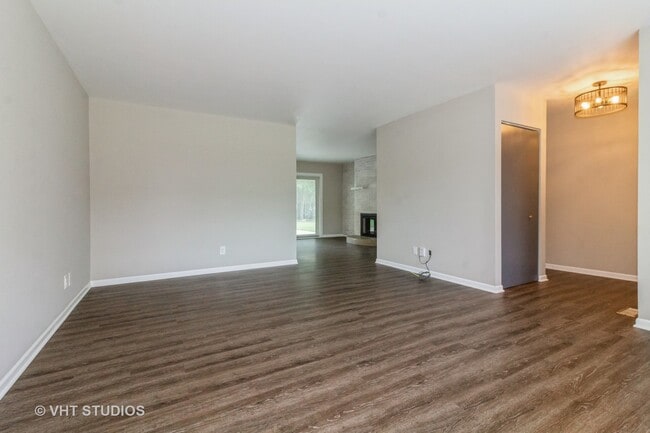 Building Photo - 92 Circle Dr W