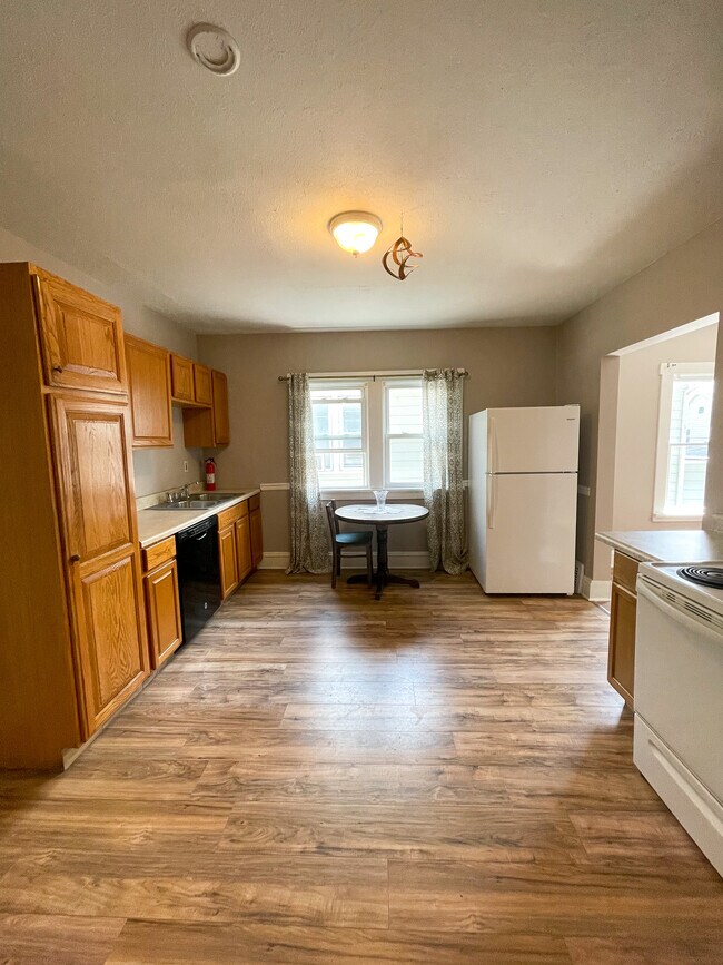 Building Photo - 2053 Robin St