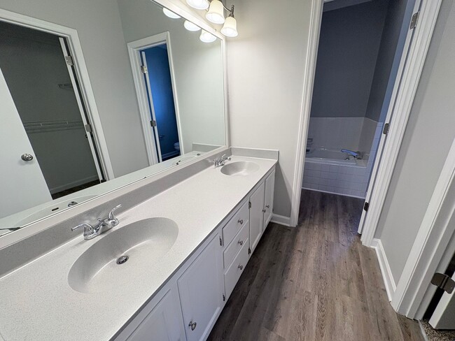 Building Photo - Large 2 Bedroom 2 Bath Condo in the Forest Oaks Community!!