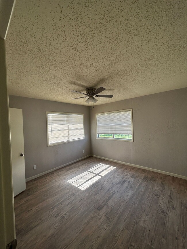 Building Photo - Country Living! Newly Updated 3-bed/2-bath...
